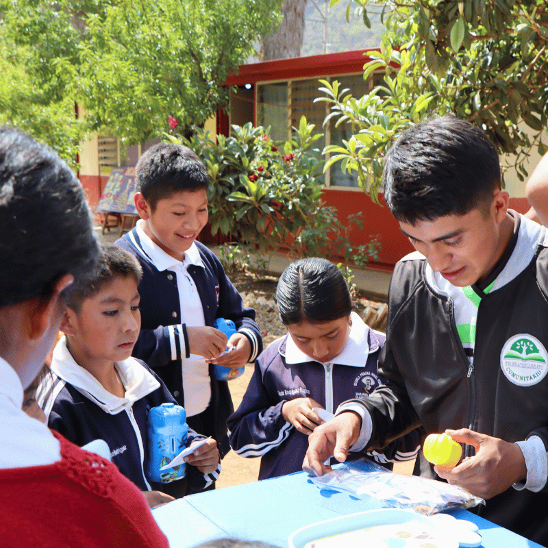 Estudiantes participando en un festival educativo financiero que promueve conocimientos sobre ahorro, organización comunitaria y economía solidaria.